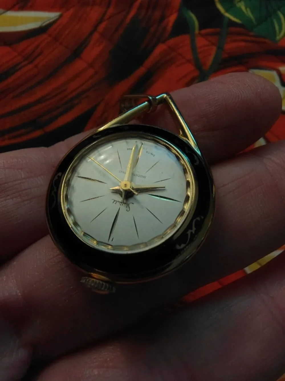 Vintage pendant watch   runs great  nice retro!!!